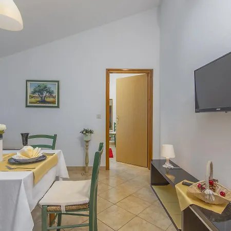 Gorgeous In Porec With Swimming Pool Apartment *