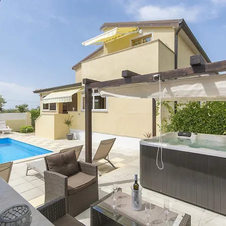 Gorgeous In Porec With Swimming Pool Apartment *